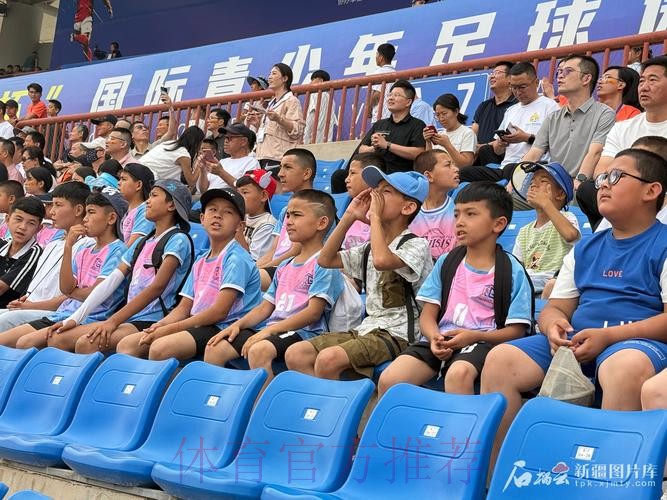 央视:追梦世界杯·喀什孩子的“足球梦” 央视:追梦世界杯·喀什孩子的“足球梦”